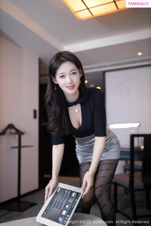 唐安琪  [XiuRen]高清写真图 2022.11.21 No.5887 唐安琪 黑丝短裙第14张图片